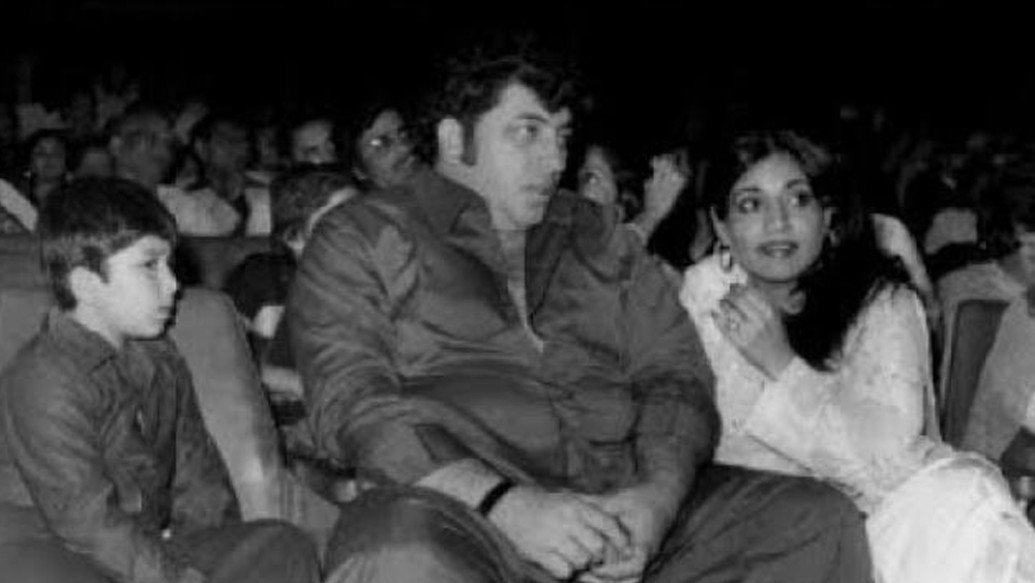 শাদাবের জন্ম ১৯৭৩ সালের ২০ সেপ্টেম্বর। তিনি আমজাদ এবং শেহলা খানের বড় ছেলে। তাঁর জন্মদিন আরও একটি কারণে আমজাদের কাছে স্মরণীয়। সে দিনই তিনি ‘শোলে’ ছবিতে সই করেছিলেন। শাদাবের ভাইয়ের নাম সীমাব এবং বোনের নাম অহলাম।