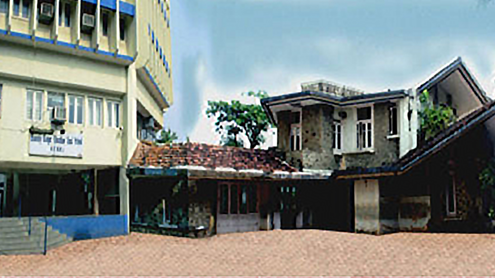 মুম্বইয়ের মানেকজি কুপার স্কুলে পড়াশোনা শাদাবের। এই স্কুলে ফিল্মদুনিয়ার অনেক তারকার সন্তানই পড়তেন। টুইঙ্কল খন্না, রিঙ্কি খন্না, তেজস্বিনী কোলাপুরে, জোয়া আখতার, ফরহান আখতার, সাজিদ খান এবং মেঘনা গুলজার— সকলে ছিলেন শাদাবের স্কুলের বন্ধু।