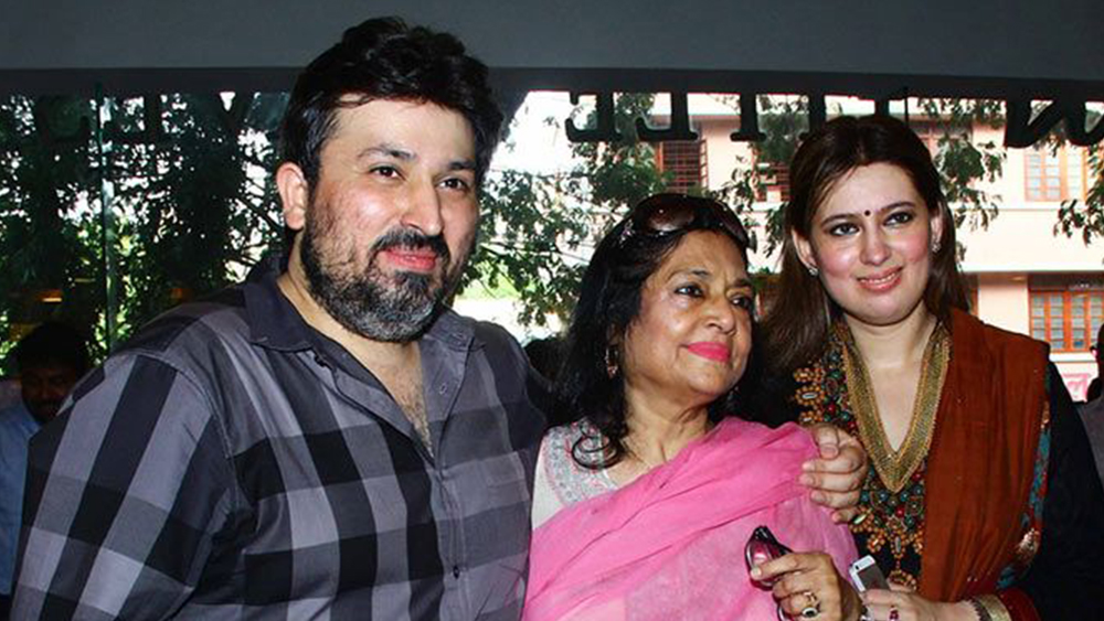 বর্তমানে বিভিন্ন কারণে ইন্ডাস্ট্রি থেকে নিজেকে দূরে রাখেন আমজাদপুত্র। সপরিবার থাকেন মুম্বইয়ের এমন জায়গায়, যার নামকরণ হয়েছে তাঁর বাবার নামেই। বান্দ্রার সেই আমজাদ চকে শাদাব এবং তাঁর স্ত্রী রুমানার সঙ্গে থাকেন প্রয়াত আমজাদের স্ত্রী শেহলাও। শাদাবের ভাই সীমাব একজন ক্রিকেটার। পাশাপাশি, তিনি নাটকও প্রযোজনা করেন। তাঁদের বোন অহলামও যুক্ত নাটকের সঙ্গে। অহলম বিয়ে করেছেন অভিনেতা জাফর করাচিওয়ালাকে।