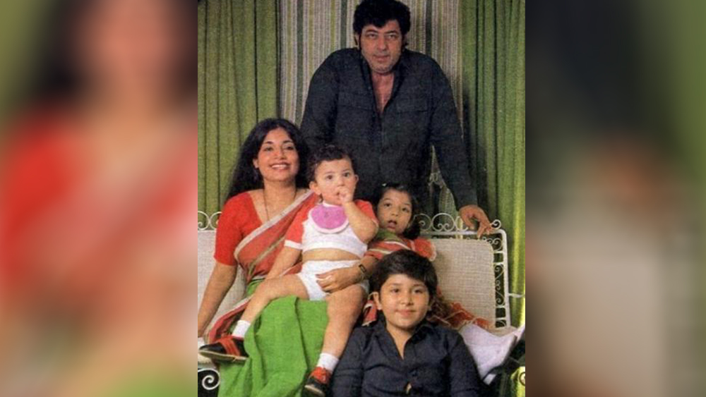 ছোটবেলার স্মৃতি প্রসঙ্গে শাদাব জানিয়েছেন, তাঁর বাবার সঙ্গে শনি-রবিবার করে শ্যুটিং দেখতে যেতেন তিনি। তারকাদের গ্ল্যামারের বাইরে তাঁদের তিন ভাইবোনকেই আমজাদ খান বড় করেছিলেন সাধারণ ভাবে। সময় পেলেই সন্তানদের হোমওয়ার্কে সাহায্য করা থেকে স্কুলে পেরেন্টস টিচার্স মিটিং— সব কিছুতেই থাকতেন পর্দার গব্বর সিংহ।