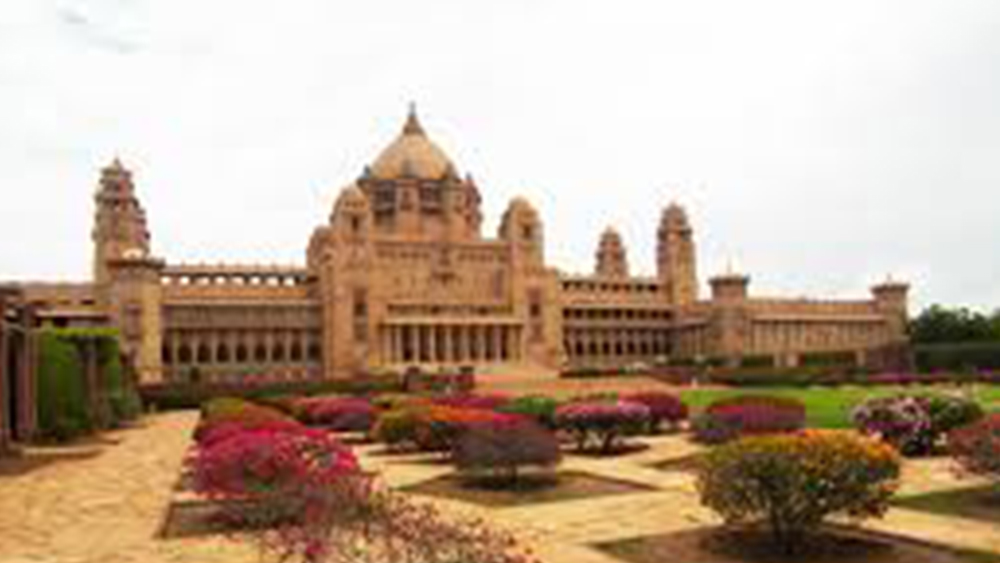 কাকতালীয় বা সমাপতন যা-ই হোক না কেন, উম্মেদ ভবনের সঙ্গেও জড়িয়ে আছে ক্ষরার সম্পর্ক। ১৯২৯ সালে এই প্রাসাদ নির্মাণ শুরু করেছিলেন বর্তমান রাজা দ্বিতীয় গজ সিংহের ঠাকুরদা উম্মেদ সিংহ। উদ্দেশ্য ছিল, খরা ও দুর্ভিক্ষে কর্মহীনদের কাজ ও খাবারের সংস্থান করা। ১৯৪৩ সালে এর নির্মাণপর্ব শেষ হয়।