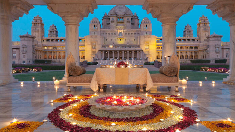 বিদেশি স্থপতির পরিচালনায় এই প্রাসাদ নির্মাণে তখনকার দিনে খরচ হয়েছিল ১ কোটিরও বেশি অর্থ। তবে নতুন প্রাসাদে পরিবারের বসবাস শুরু হওয়ার ৪ বছরের মধ্যে মৃত্যু হয় মহারাজ উম্মেদ সিংহের।