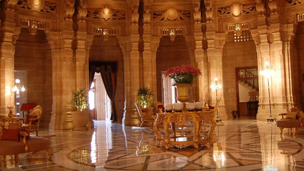 ২৬ একর জমির উপর বিস্তৃত এই প্রাসাদে রাজকীয় জীবনযাপনের সব উপকরণ মজুত। রাজ দরবার, বিশাল ভোজনকক্ষ, বলনাচের ঘর, পাঠাগার, একাধিক সুইমিং পুল, স্পা, বিলিয়ার্ড খেলার ঘর, টেনিস ও স্কোয়াশ খেলার কোর্ট-সহ বিলাসিতার অঢেল আয়োজন। প্রাসাদ তৈরির উপকরণ আনানোর জন্য আস্ত রেললাইনই বসিয়ে দিয়েছিলেন রাজ উম্মেদ সিংহ।