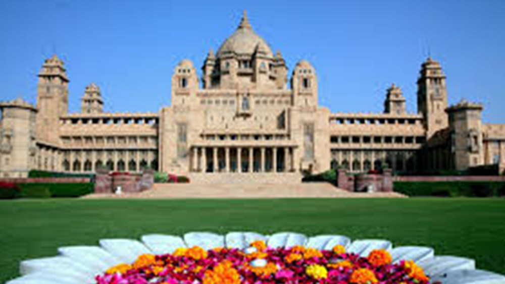 ১৯২৯ সালের আগেও এখানে রাজপরিবারের অন্য বাসভবন ছিল। কিন্তু শুধু কর্মসংস্থানের জন্য নতুন করে প্রাসাদ নির্মাণ শুরু হয়। তবে কেবলমাত্র ৩৪৭ কক্ষের উম্মেদ ভবনই নয়। যোধপুরের রাজ পরিবারের অধীনে আছে আরও রাজসিক বাসভবন। তাঁদের পরিবারের মেহরনগড় কেল্লাও বিশ্বের বৃহত্তম প্রাসাদের মধ্যে অন্যতম। এ ছাড়াও তাঁদের গাড়িশালে সাজানো থাকে একাধিক বহুমূল্য ভিন্টেজ কার।