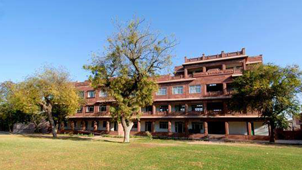 মহারাজ গজ সিংহের বহু কাজের মধ্যে অন্যতম রাজমাতা কৃষ্ণকুমারি গার্লস পাবলিক স্কুল প্রতিষ্ঠা। এখন দেশের সেরা শিক্ষাপ্রতিষ্ঠানের মধ্যে এই স্কুলটিকে ধরা হয়। রাজ্যসভার দীর্ঘদিনের সদস্য মহারাজ গজ সিংহ ত্রিনিদাদ ও টোবাগোর হাইকমিশনার পদেও ছিলেন।