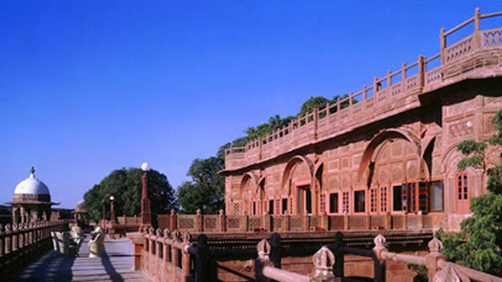 যোধপুরের বাল সমন্দ লেক প্যালেস, মাউন্ট আবুর মহারানি বাগ গার্ডেন রিট্রিট-এর মালিকানাও তাঁদের। এই প্রাসাদগুলিও ব্যবহৃত হয় বিলাসবহুল হোটেল হিসেবেই।