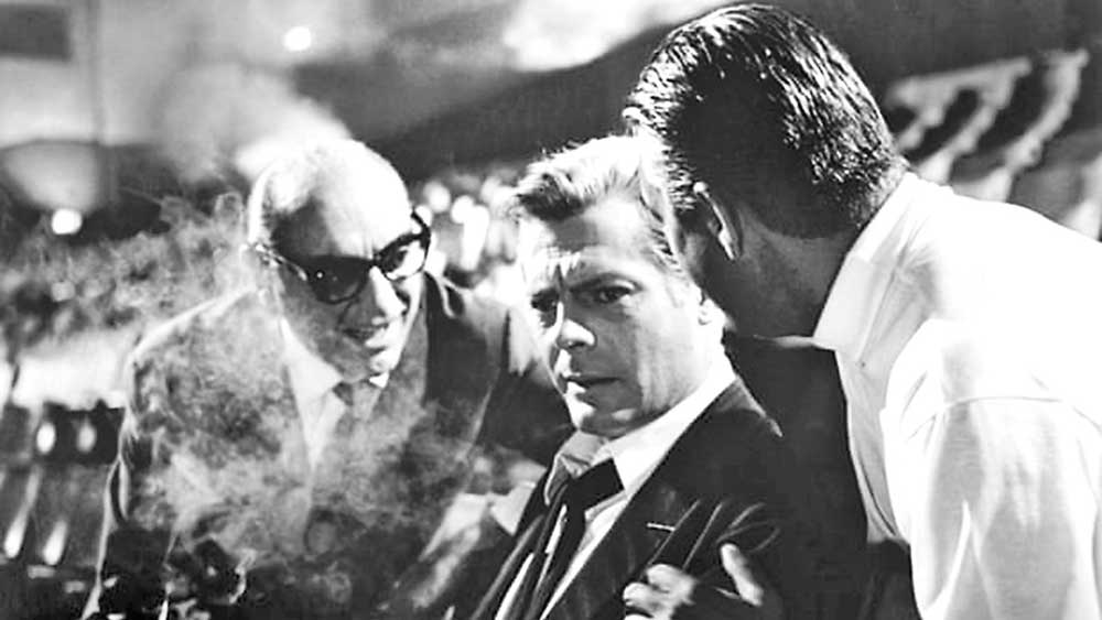 মাইলফলক: ‘এইট অ্যান্ড আ হাফ’ (১৯৬৩) ছবির দৃশ্য। ডান দিকে, পরিচালক ফেদেরিকো ফেলিনি
