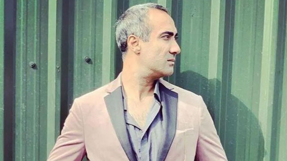 জালন্ধরে জন্ম রণবীরের। কিন্তু এক বছর বয়সেই তাঁর পরিবার মু্ম্বই চলে আসে। তাঁর বাবা এক জন ফিল্ম প্রযোজক ছিলেন। কিন্তু তিনি কেরিয়ারে সফল হতে পারেননি। বলিউডে আসার আগেই তাই ব্যর্থতা খুব কাছ থেকে দেখেছিলেন রণবীর। কোন পথে গেলে ব্যর্থতা আসতে পারে তার আন্দাজও ছিল।