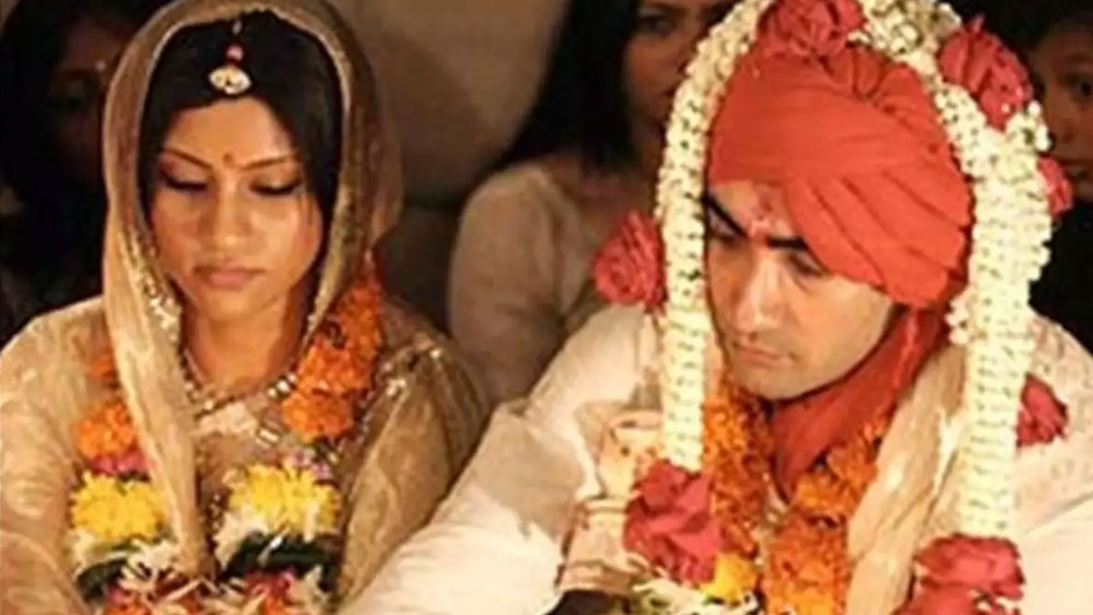 ২০০৮ সালে দীর্ঘ দিনের পরিচিত বান্ধবী কঙ্কনা সেনশর্মাকে বিয়ে করেন তিনি। ‘ট্রাফিক সিগনাল’, ‘মিক্সড ডাবলস’, ‘গৌর হরি দস্তান’-এর মতো ফিল্মে একসঙ্গে স্ক্রিন শেয়ার করেছিলেন তাঁরা।