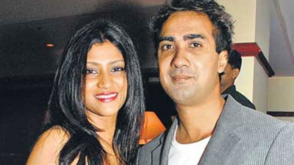 কিন্তু বিয়ের পর তাঁদের মধ্যে অশান্তি লেগেই থাকত। বিয়ের ৫ বছর পর তাঁরা বিচ্ছেদের সিদ্ধান্ত নেন। তাঁদের এক সন্তান রয়েছে। তবে বিচ্ছেদ হলেও দু’জনের বন্ধুত্ব এখনও রয়েছে এবং সন্তানের দায়িত্ব দু’জনে মিলে ভাগ করে নেন।