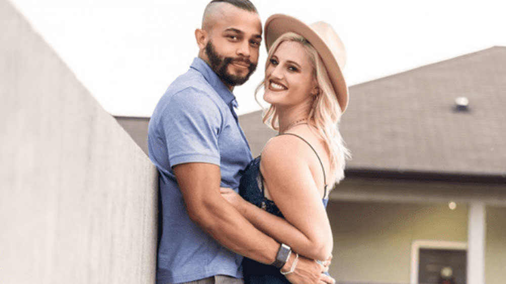 ২৭ বছরের তরুণী ক্লারা একজন বিমানসেবিকা। জীবনে প্রচুর প্রেম এসেছে তাঁর। কিন্তু কেউই তাঁকে সিরিয়াসলি নেননি। সে কারণেই এই শো-এ আসার সিদ্ধান্ত তাঁর।