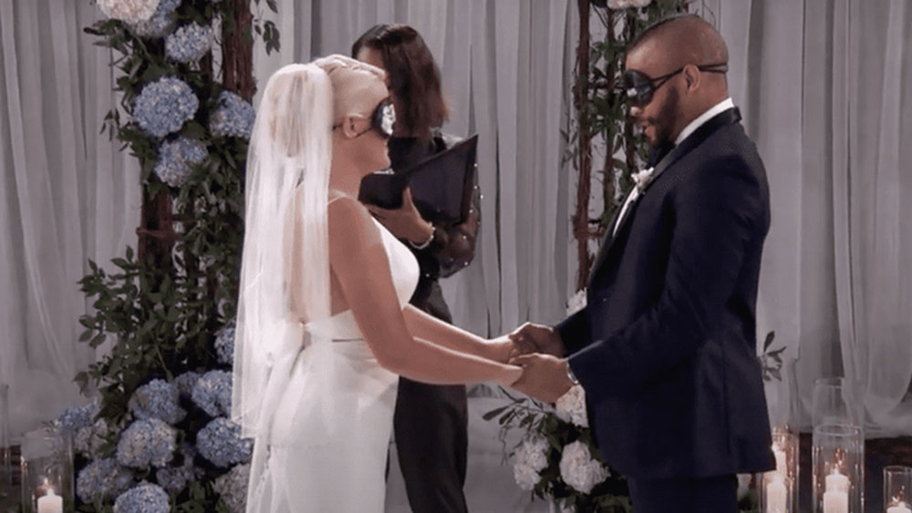 একটি সফটওয়্যার কোম্পানির প্রজেক্ট ম্যানেজার রায়ান। মা-বাবার ৩০ বছরের সুখী দাম্পত্য। ঠিক এই রকমই জীবনসঙ্গী চেয়েছিলেন তিনিও, যাঁর সঙ্গে হেসে খেলে সব ক'টা বছর কাটিয়ে ফেলা যায়। তাঁর চোখে ক্লারাই সেই মেয়ে।