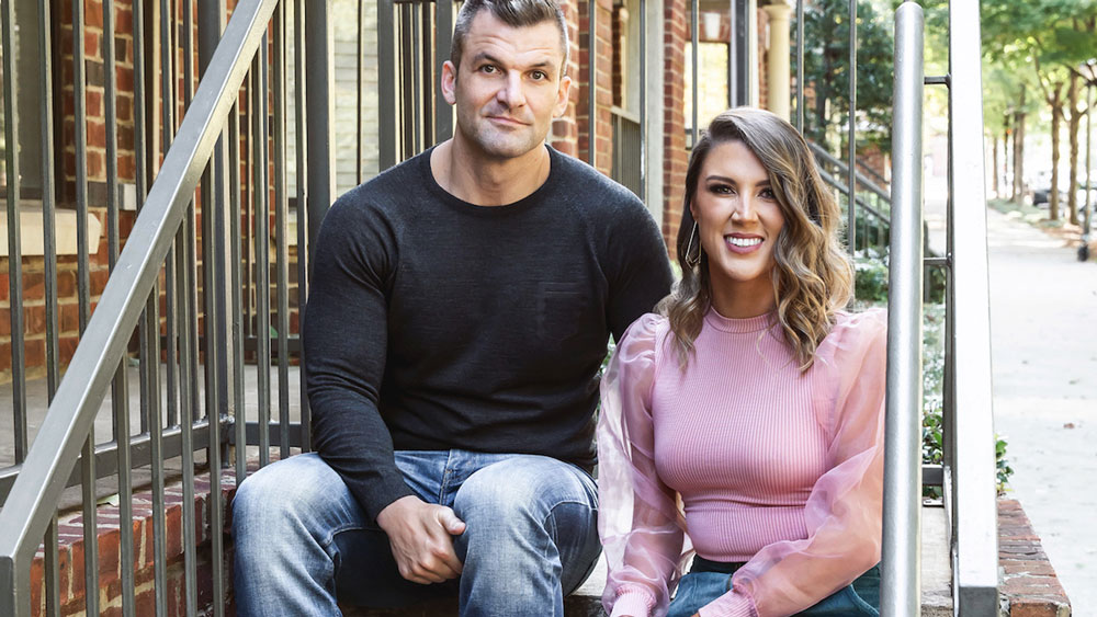 জেকব এবং হ্যালির মধ্যে ১০ বছরের ফারাক। কিন্তু মনের মিল থাকলে বয়সের ফারাক কোনও সমস্যা তৈরি করে না। হ্যালির প্রাক্তন বয়ফ্রেন্ড তাঁর সঙ্গে বিশ্বাসঘাতকতা করেছেন।