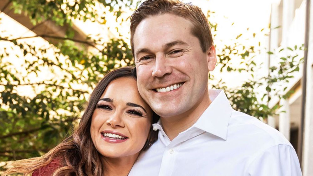 এরিক একজন পাইলট। আর পেশাগত কারণে প্রেমিকাদের ঠিকমতো সময় দিতে না পারার জন্য বহু সম্পর্ক ভেঙে গিয়েছে তাঁর। এই শো-এ ভার্জিনিয়ার মধ্যেই তিনি নিজের জীবনের উড়ান-সঙ্গী খুঁজে পেয়েছেন।