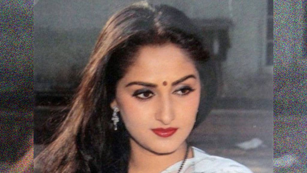 কণ্ঠস্বর একটু নামিয়ে জয়াপ্রদা উত্তরে ধর্মেন্দ্রর নাম নেন। পাশাপাশি রাজ বব্বরও হাত তুলে নিয়ে জানান, তিনি খুবই ভদ্র নায়ক ছিলেন।