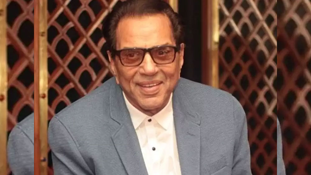 সাতের এবং আটের দশকে ধর্মেন্দ্র ছিলেন সুপারস্টার। মহিলা মহলে তাঁর জনপ্রিয়তা তুমুল ছিল। আর তিনি শ্যুটিংয়ের ফাঁকে ব্যস্ত থাকতেন নায়িকাদের সঙ্গে ফ্লার্ট করতে!