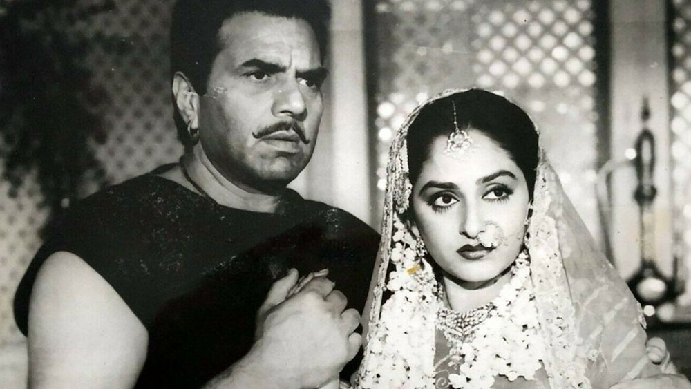 ধর্মেন্দ্র এবং জয়প্রদার জুটিও হিট ছিল সে সময়। তাঁরা একসঙ্গে অনেক ফিল্মে অভিনয় করেছেন।