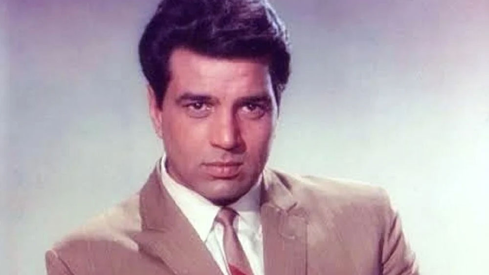 বলিউডের ‘হি ম্যান’ হিসাবে পরিচিত ছিলেন ধর্মেন্দ্র। নায়িকাদের মধ্যেও তাঁর জনপ্রিয়তা এতটাই যে তিনি বিবাহিত জেনেও তাঁর প্রেমে পড়ে যেতেন।