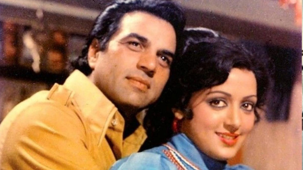 ধর্মেন্দ্রর প্রথম স্ত্রীর কথা জানা সত্ত্বেও তাঁর প্রেমে পড়ে গিয়েছিলেন হেমা মালিনী। প্রথম স্ত্রীকে ছেড়ে হেমা মালিনীকে বিয়ে করেন ধর্মেন্দ্র।