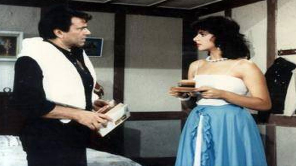 এখানেই শেষ নয়, ধর্মেন্দ্র যে হেমার সঙ্গে সম্পর্ক রয়েছে তা জানা সত্ত্বেও আবার অভিনেত্রী অনিতা রাজ তাঁর প্রেমে পড়ে গিয়েছিলেন।