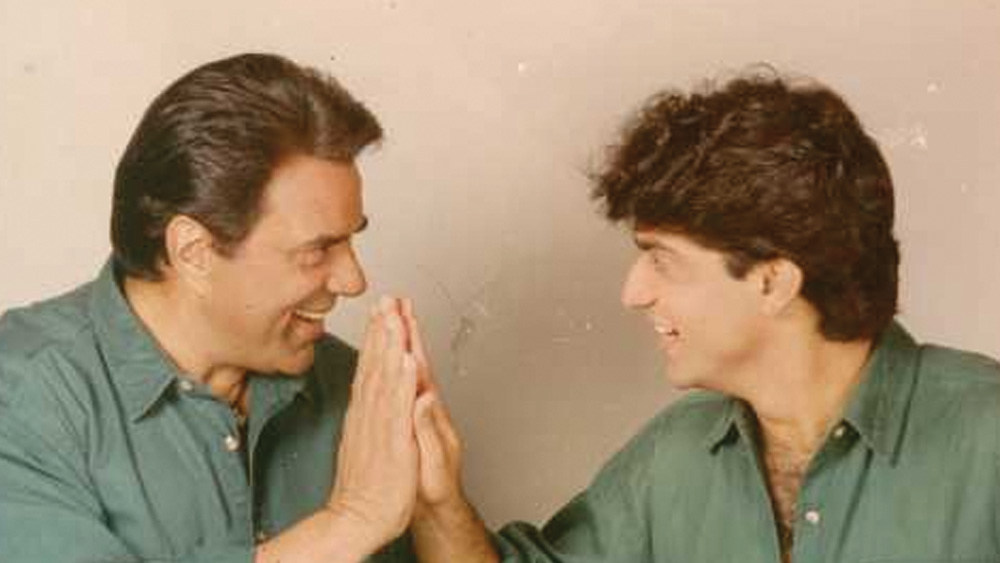 ‘আজমায়িশ’ মুক্তি পেয়েছিল ১৯৯৫ সালে। শুধু মোহনকুমারের কথা ভেবে ছবিতে বিনা পারিশ্রমিকে কাজ করেছিলেন ধর্মেন্দ্র। ছিলেন মহনীশ বহেল এবং প্রেম চোপড়ার মতো অভিনেতাও।