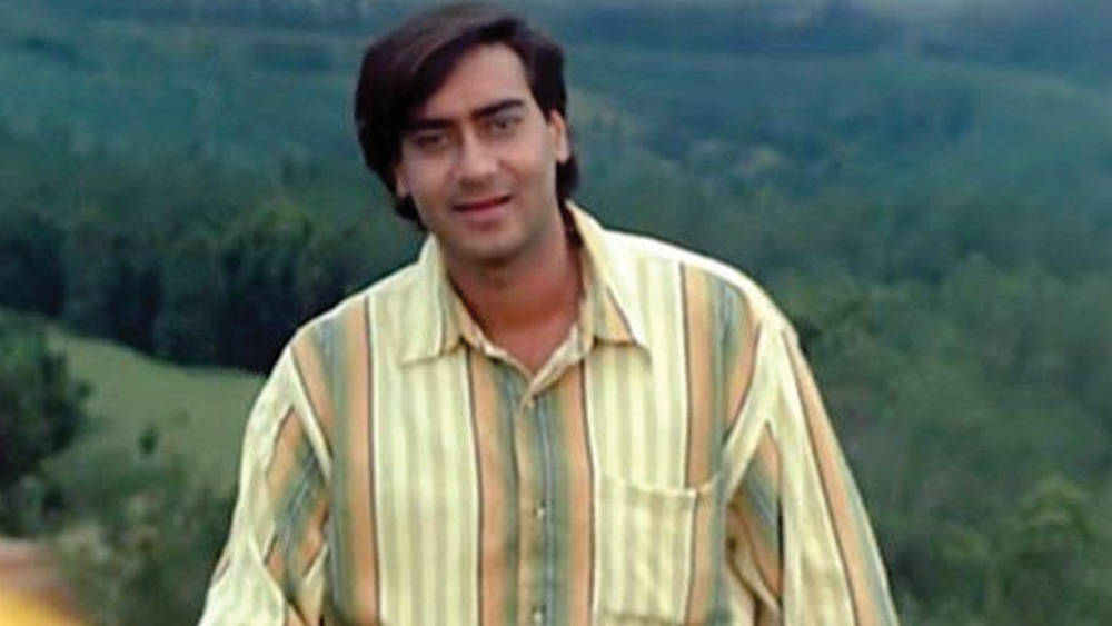 রোহিত কুমারের এক তুতো বোন সিমরনের সঙ্গে সম্পর্ক ছিল অজয় দেবগণের। তখনও অজয় তাঁর বাবার সহকারী হিসেবে কাজ করছেন। চেষ্টা করছেন পরিচালক হওয়ার। তবে পরে অভিনয় শুরু করার পরে সিমরনের সঙ্গে তাঁর সম্পর্ক ভ‌েঙে যায়। কারণ সে সময় নায়ক বিবাহিত হলে ইন্ডাস্ট্রিতে তাঁর কদর থাকত না।