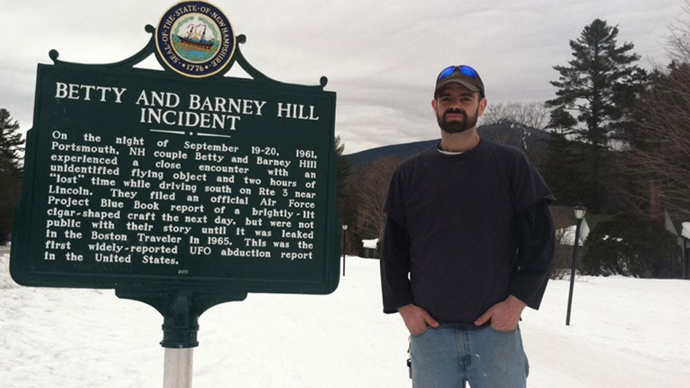 তার পর এক সময় সেটি তাঁদের গাড়ির উপর দিয়ে উড়ে গিয়ে আবার যেন আকাশে উপরের দিকে উঠে গেল। দম্পতির দাবি, এর কিছু পরেই ঘটেছিল রোমহর্ষক সেই ঘটনা।