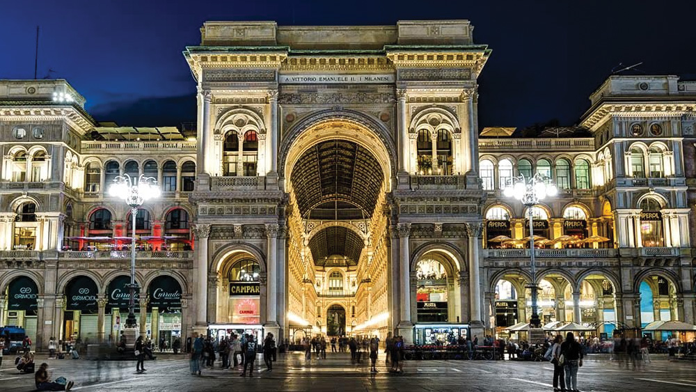 পুরো ভবনের একটি বড় অংশ ব্যবহৃত হয় হোটেল হিসেবে। অন্য দিকে, এটা ইটালির প্রাচীনতম সক্রিয় শপিং মল-ও বটে। ফলে শপিং করতে যাঁরা ভালবাসেন, তাঁদের জন্য এই ৭ তারা হোটেল স্বর্গরাজ্য।