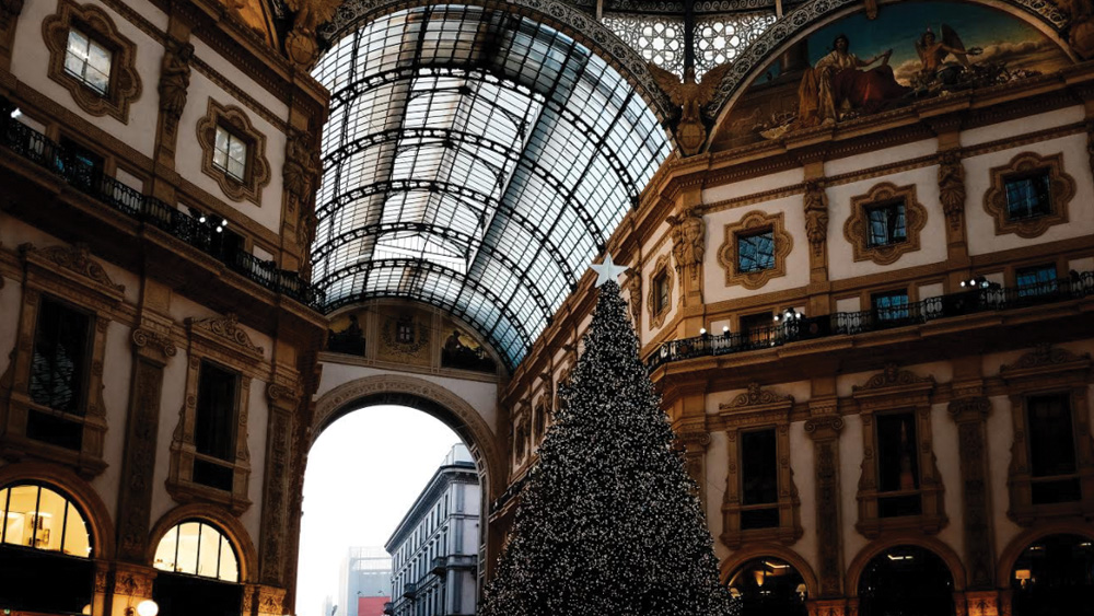 পৃথিবীর বিভিন্ন প্রান্ত থেকে সুলতান, রাষ্ট্রপ্রধান, সেলেব্রিটি এবং ধনকুবের শিল্পপতিরা এখানে নিভৃতে অবসর যাপনের জন্য আসেন। তাঁদের নিরাপত্তা ও ব্যক্তিগত পরিসর যাতে সুরক্ষিত থাকে, সে দিকে সজাগ দৃষ্টি হোটেল কর্তৃপক্ষের।