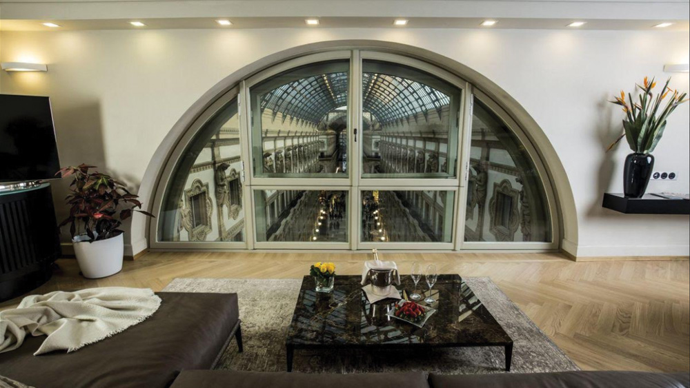 এই হোটেলে হাই প্রোফাইল অতিথিদের পছন্দ অপছন্দের দিকে বিশেষ নজর দেওয়া হয়। তাঁদের সুখ স্বাচ্ছন্দ্যই হোটেলের নিয়ম হয়ে দাঁড়ায়। কর্তৃপক্ষের দাবি, এখানে অতিথির ভাল লাগা-মন্দ লাগাই শেষ কথা।