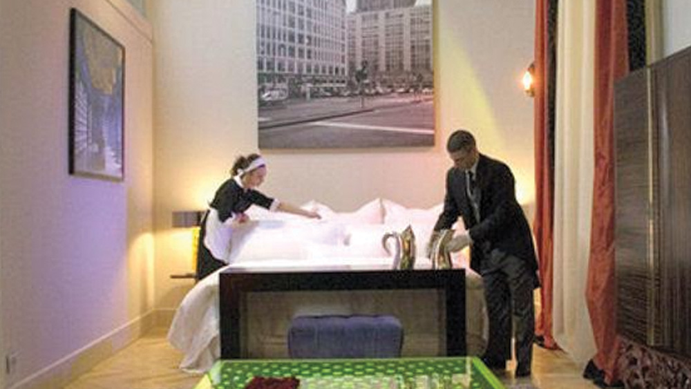 অতিথিদের সেবায় নিযুক্ত থাকেন বাটলার। কোনও অতিথি হোটেলে পা দেওয়া মাত্র তাঁর জন্য হাজির হয়ে যান নির্দিষ্ট বাটলার। ফলে এখানে সারা বছর ধরে বাটলারদের প্রশিক্ষণ দেওয়া হয়। হোটেলের মালিক আলেসান্দ্রো রোসো গ্রুপের পক্ষ থেকে জানানো হয়েছে তাদের একটি নির্দিষ্ট প্রতিষ্ঠান আছে শুধুমাত্র বাটলারদের শিক্ষণ ও প্রশিক্ষণের জন্য।