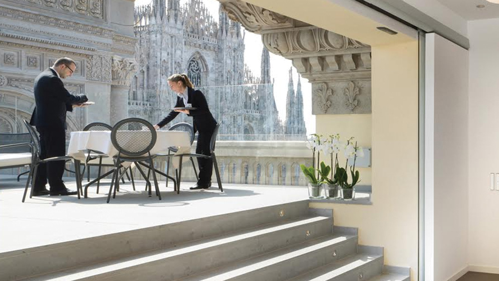 তবে সেখানে সুযোগ পাওয়াও যথেষ্ট কঠিন। পৃথিবীতে বহুল প্রচারিত ভাষাগুলির মধ্যে বেশ কয়েকটি আয়ত্তে থাকলে তবেই সেই প্রতিষ্ঠানে প্রশিক্ষণ নেওয়া যায়। কারণ ধনকুবেররা ছড়িয়ে আছেন পৃথিবীর নানা প্রান্তে। ‘গ্যালেরিয়া’-র অতিথিদের সঙ্গে তাঁদের মাতৃভাষাতেই কথা বলেন হোটেলের বাটলার। এ ছাড়া বাটলারদের ক্ষেত্রে বয়সের সীমারেখাও কড়া ভাবে পালন করা হয়। সেই নির্দিষ্ট বয়সের বেশি বা কম হলে তাঁরা চাকরি পান না।