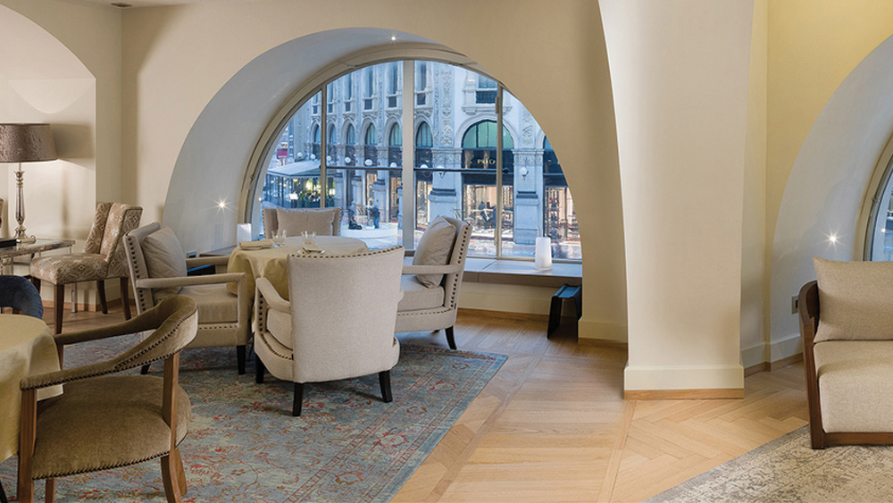 ‘গ্যালেরিয়া’ হোটেলে অতিথির গোপনীয়তা রক্ষাও খুবই গুরুত্বপূর্ণ। পাশাপাশি প্রয়োজনে অতিথির শপিং-এর ব্যবস্থা করে দেওয়া থেকে তাঁর প্রাইভেট জেটে জ্বালানি মজুত করা— সব দিকে খেয়াল রাখতে হয় বাটলারদের। ছুটি কাটাতে এসেও যদি কোনও হাই প্রোফাইল অতিথি ব্যস্ত হয়ে পড়েন, তা হলে প্রয়োজনে তাঁর স্ত্রী এবং পরিবারের অন্য সদস্যদের মিলানের দ্রষ্টব্য জায়গাগুলি দেখাতে নিয়ে যেতে হতে পারে বাটলারকেই।