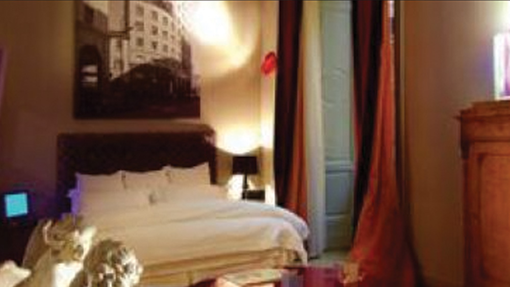 অতিথিদের দিন শুরু হওয়ার আগে থেকেই তাঁদের সজাগ থাকতে হয়। আবার ঘুমোতে যেতে পারেন হাই প্রোফাইল অতিথি ঘুমিয়ে পড়ার পরই।