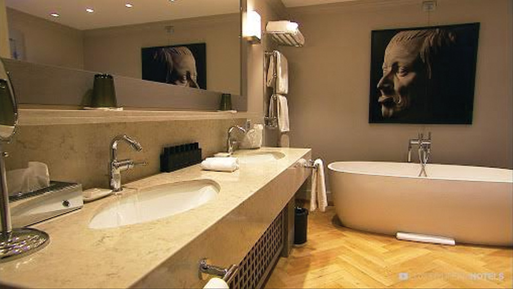 রাজকীয় স্যুইট ছাড়া এই হোটেলে ঘরের সংখ্যা মাত্র ২০। ফলে বেশির ভাগ সময়েই অতিথিদের ঘর না পেয়ে নিরাশ হতে হয়। তবে এক বার বুকিং হয়ে গেলে হোটেল কর্তৃপক্ষ ঘর বা স্যুইটের বিছানার চাদর থেকে খাবার, সব বিষয়েই অতিথির পছন্দ জানতে চান।