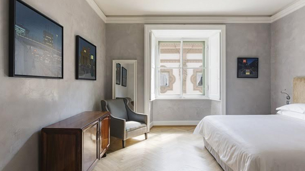 তার পর সেই অনুযায়ী ব্যবস্থা করা হয় সব কিছু। এমনকি, ঘরে কোনও মিউজিক বাজবে কিনা, বাজলে সেটা কোন মিউজিক, সেটাও ঠিক করেন সে ঘরের অতিথিই।