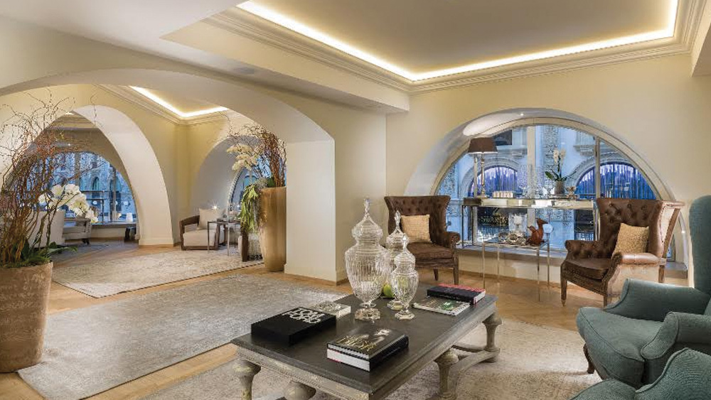 বিশ্বের অন্যতম বিলাসবহুল ও মহার্ঘ্য এই হোটেলে নিশিযাপনের জন্য মাথাপিছু ন্যূনতম মূল্য ১ হাজার ইউরো। ভারতীয় মুদ্রায় যা প্রায় ৯০ হাজার টাকা। ধনী পর্যটকদের পছন্দের তালিকায় প্রথম দিকেই আছে মিলানের এই বিলাসিতার ঠিকানা।
( ছবি: সোশ্যাল মিডিয়া)