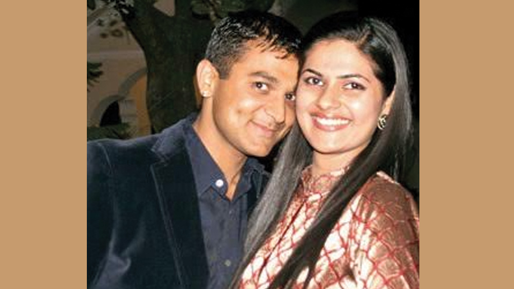 অভিমন্যুর জন্ম ১৯৮৫ সালের ৬ অগস্ট। মেয়ো কলেজের প্রাক্তনী অভিমন্যু পরে হোটেল ম্যানেজমেন্ট নিয়ে পড়াশোনা করেন। ২০০১ সালে তিনি বিয়ে করেছেন সংযুক্তা সিংহকে।