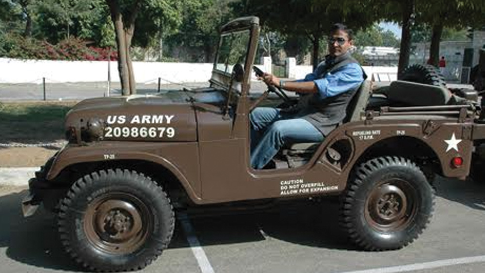 এই রাজবংশের অঢেল সম্পত্তির মধ্যে অন্যতম তাঁদের অলসীসর প্রাসাদ ও জয়পুর এবং রণথম্ভোরের হাভেলী। দুর্লভ সংগ্রহের ভিতরে আছে ১৯৫৩ সালে তৈরি একটি আমেরিকান জিপ। কোরীয় যুদ্ধে ব্যবহৃত জিপটি পাকিস্তানকে দেওয়া হয়েছিল। পরে ভারত এটি দখল করে। অভিমন্যুর ঠাকুরদা এটি কিনে নিয়েছিলেন নিলামে।