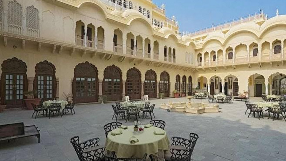 ব্রিটিশদের আঘাতে বিধ্বস্ত প্রাসাদকে ১৯৫৪ সালে সারিয়ে তোলা হয়। তার পরেও বহু বার এর সংস্কারসাধন হয়েছে। প্রতি বছর অসংখ্য পর্যটক এবং ইতিহাসপ্রেমীর পা পড়ে এই অলসীসর প্রাসাদে। জয়পুরেও একটি প্রাসাদোপম বাসভবন আছে এই পরিবারের। রাজকুমার বছরের বিভিন্ন সময়ে এই প্রাসাদগুলিতে থাকেন।