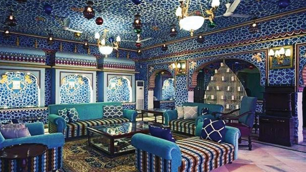 রাজস্থানের অধিকাংশ প্রাসাদ ও কেল্লাগুলির মতো অলসীসর প্রাসাদেরও একাংশ ব্যবহৃত হয় রাজপরিবারের বাসভবন হিসেবে। অন্য অংশ বাণিজ্যিক ভাবে ব্যবহার করা হয় বিলাসবহুল হোটেল হিসেবে। পুরো প্রাসাদের অন্দরসজ্জায় চেষ্টা করা হয়েছে অষ্টাদশ শতকের মেজাজ ধরে রাখার।