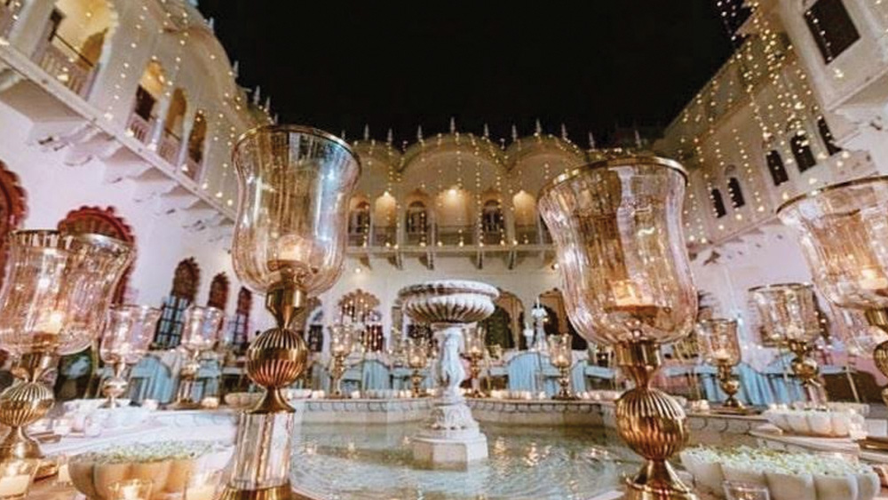 এই হোটেল ব্যবসার দেখভাল করেন কুমার অভিমন্যুই। রাজপুত যুবরাজ হলেও তিনি ভাবনাচিন্তায় আধুনিক যে কোনও তরুণের মতোই। সঙ্গীতানুরাগী এই রাজপুরুষ ভবিষ্যতে গান নিয়ে আরও কাজ করে যেতে চান।