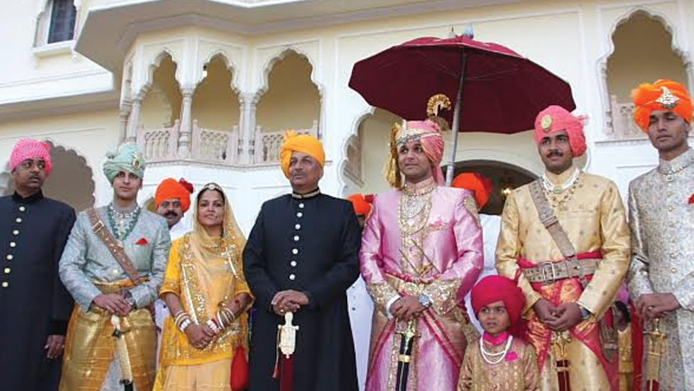 পারিবারিক অমূল্য জিপগাড়ির সংগ্রহ নিয়ে গর্ব থাকলেও তাঁর পছন্দের বাহন মিৎসুবিশি পাজেরো স্পোর্ট। তবে পোশাক এবং জুতোর ক্ষেত্রে নামী ব্র্যান্ডের তুলনায় তাঁর পছন্দ কারিগরি। নিজস্ব কারিগরের হাতে সেলাই করা পোশাক ছাড়া তিনি পরেন না। পুণের এক কারিগরের তৈরি জুতো ছাড়া ব্যবহার করেন না অন্য জুতোও।