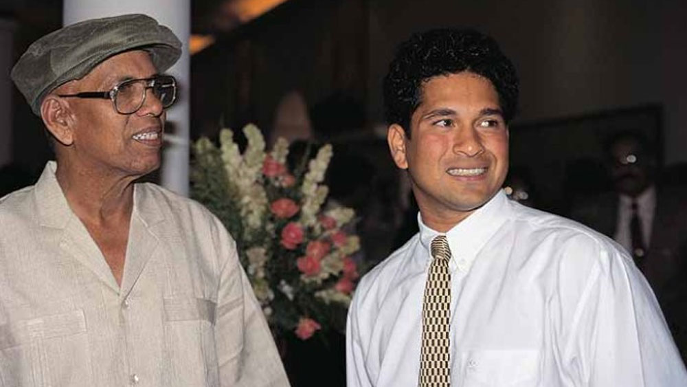 গুরু যে তাদের উপরে নজর রাখছেন বেশ কয়েকবার তাকে সতর্কও করেছিলেন সচিন। পাত্তা দেননি বিনোদ। তার ফলও ভুগেছিলেন। অনুশীলন শেষ হওয়ার পর একই ভাবে তার গালেও গুরুর শক্ত হাতের চড় পড়েছিল।