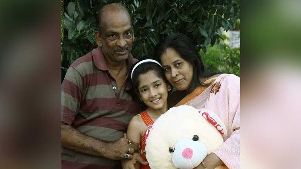 প্রথম অভিনয়ের সুযোগ আড়াই বছর বয়সে। বাবার অনুমতিতে সেই প্রথম ক্যামেরার মুখোমুখি হওয়া। এই বয়স থেকেই মেয়ের পুরোদস্তুর অভিনয়ে চলে যাওয়া, চাননি বাবা অলোকশঙ্কর রায়। কিন্তু বিধাতাপুরুষের লিখে দেওয়া জীবনের চিত্রনাট্য পরিবর্তন করা যায়নি।