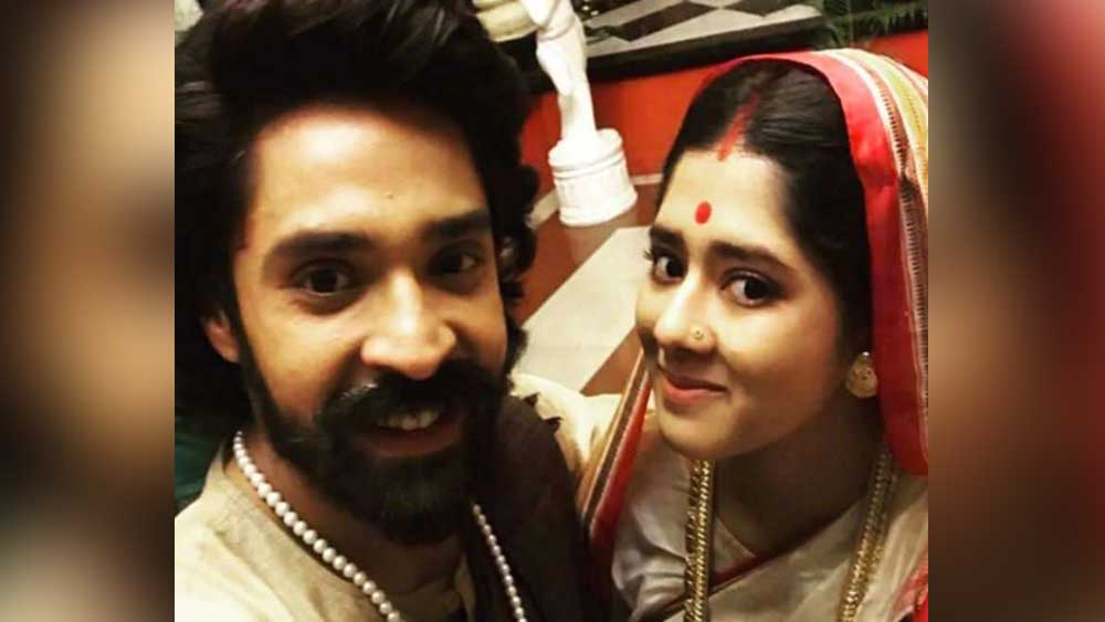 শ্যুটের মাঝেই সিনেমা দেখা, আড্ডা দেওয়া, ব্যাডমিন্টন খেলা চলে স্টুডিয়ো পাড়ায়। স্টুডিয়োটাই তাঁর ঘর বাড়ি। সংসারের বর্ধিত প্রশাখা। পরে ‘দুর্গা’ ধারাবাহিকে কাজ করতে গিয়েই প্রিয় ‘গোগো’ ওরফে আজকের 'করুণাময়ী রাণী রাসমণি' ধারাবাহিকের মথুরবাবুর (গৌরব চট্টোপাধ্যায়) সঙ্গে আলাপ হয় দিতিপ্রিয়ার।