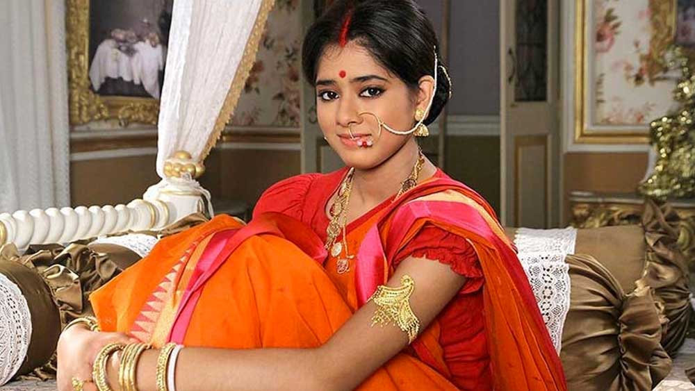 সাড়ে ৩ বছর ধরে চলছে ধারাবাহিক, 'করুণাময়ী রাণী রাসমণি'। অসাধারণ অভিনয়ে এক নম্বরে পৌঁছে দিয়েছেন ধারাবাহিককে। ধারাবাহিকে তাঁর মেয়েরা তাঁর চেয়ে বয়সে অনেক বড়। কিন্তু দিতিপ্রিয়া রায়ের জাদুময় উপস্থিতিতে মুগ্ধ গ্লোবাল বাঙালি।