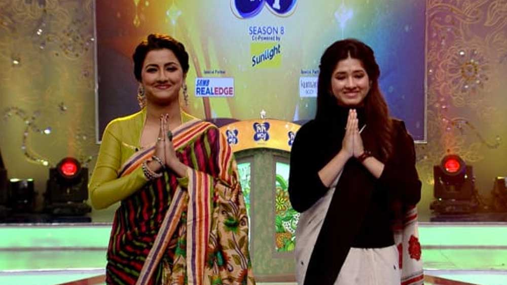 ‘দিদি নাম্বার ওয়ান’ এর মতো শোতেও কোনও জমকালো পোশাক নয়, সাদা কালো শাড়ি আর ফুলহাতা কালো ব্লাউজে তিনি উপস্থিত। শ্যুটিং আর পড়াশোনা ছাড়া রঙের দুনিয়ায় ডুবে থাকেন রাসমণি।