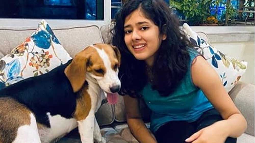 মা বাবা চান তাঁদের অভিনেত্রী কন্যা বন্ধুদের সঙ্গে হ্যাং আউট করুন। কিন্তু মেয়ের সে দিকে মন নেই। পোষ্য পপকর্ণের সঙ্গে সময় কাটাতে বেশি ভালবাসেন তিনি।