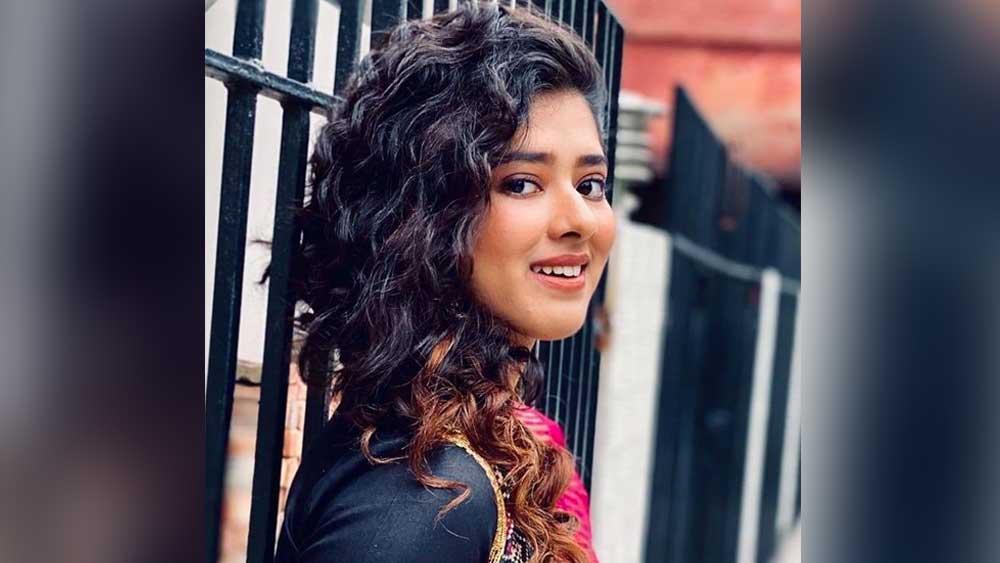 বন্ধু, হুল্লোড় আর ইনস্টাগ্রামের চেয়ে বই তাঁর প্রিয়। লকডাউনে খালেদ হুসেইনির উপন্যাস ‘দ্য কাইট রানার’ পড়ে তিনি জেনেছেন আমিরের কথা। এই লেখা পড়তে পড়তে তিনি জড়িয়ে পড়েছেন বালক আমিরের সুখ-দুঃখের সঙ্গে।